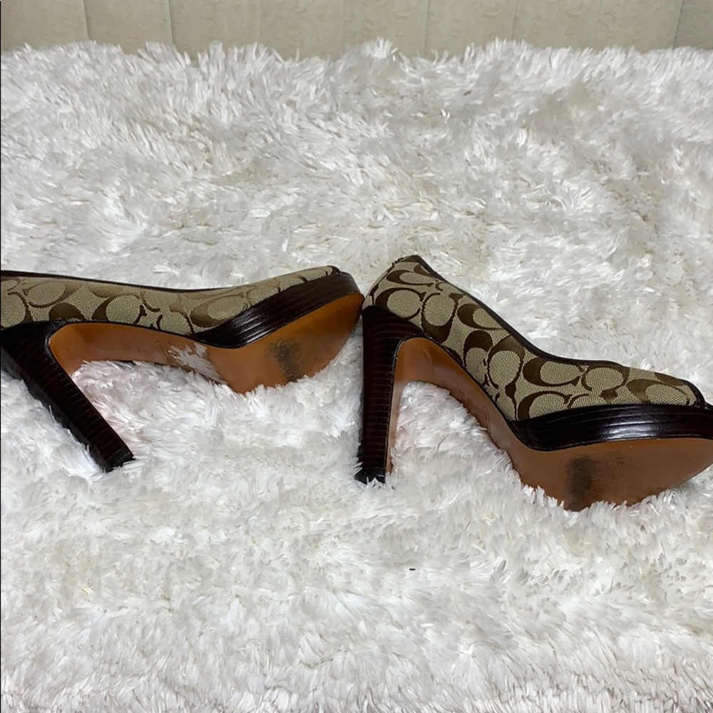Gorgeous coach shoe - Picture 4 of 5